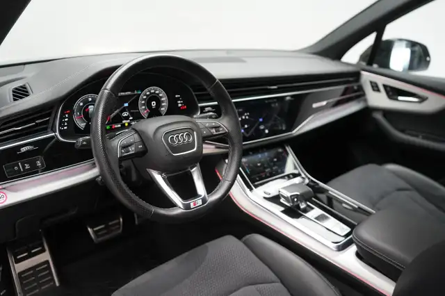 Audi Q7 view 17