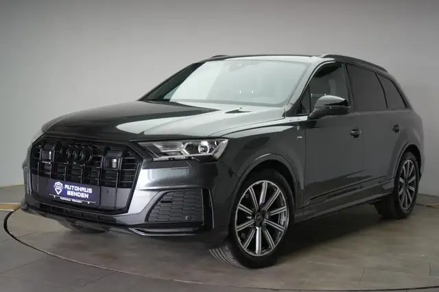 Audi Q7 view 3