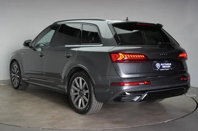 Audi Q7 view 6