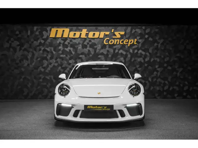 Porsche 911 view 4