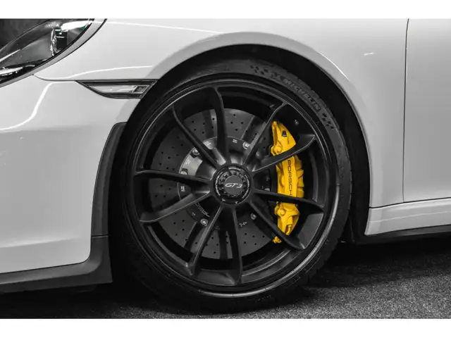 Porsche 911 view 13