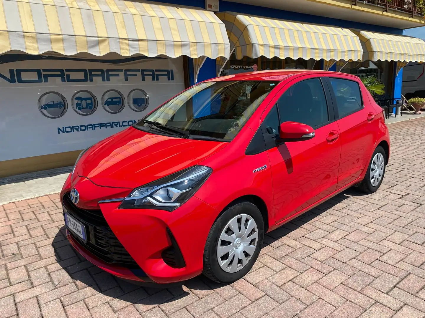Toyota Yaris Yaris 5p 1.5h Active my18 Rosso - 1
