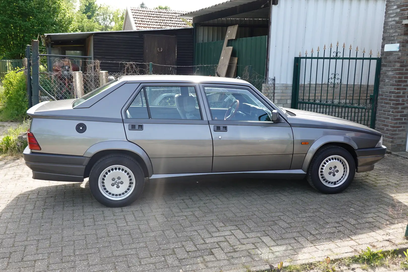 Alfa Romeo 75 Twin Spark ongerestaureerd klasse 2 Šedá - 1