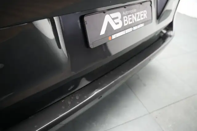 Mercedes-Benz V-Class view 11