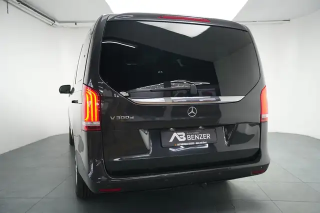 Mercedes-Benz V-Class view 8
