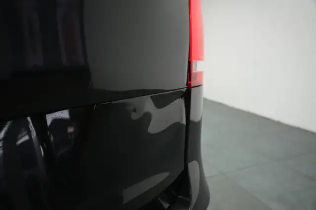 Mercedes-Benz V-Class view 10