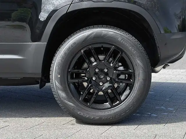 Land Rover Defender view 9