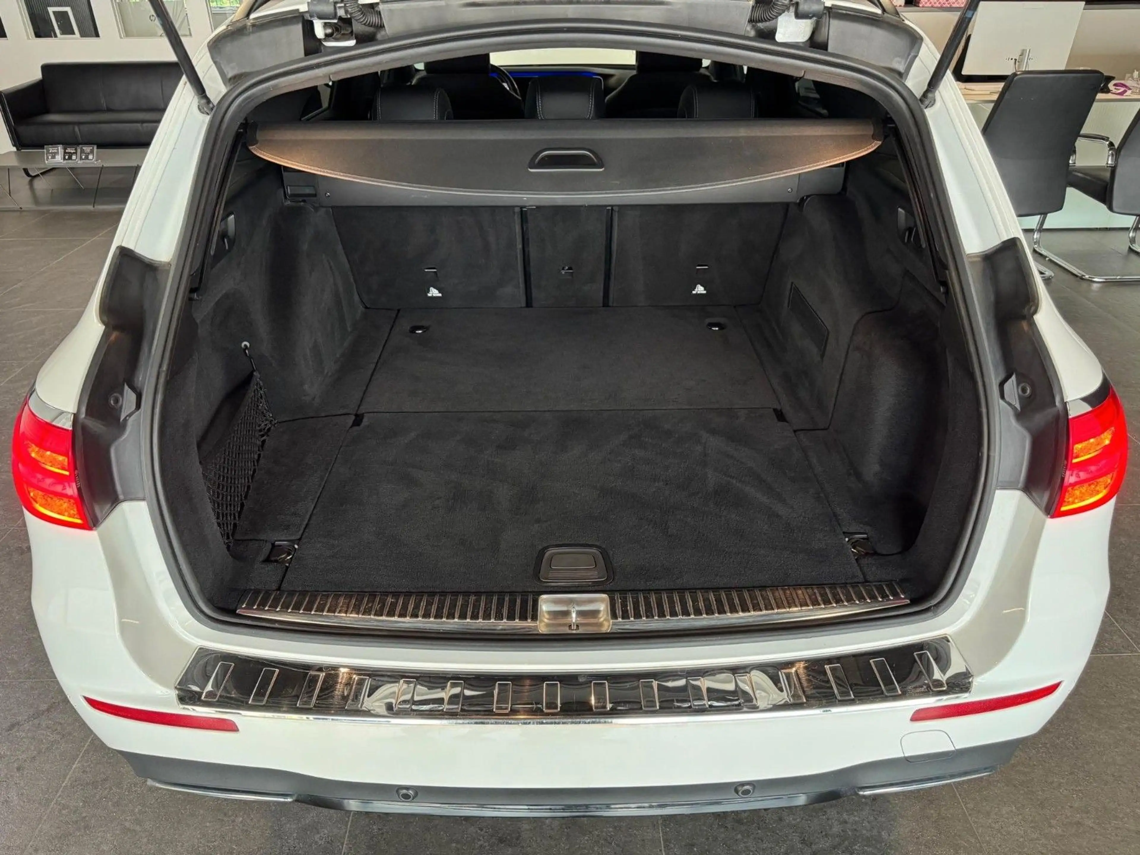 Mercedes-Benz E 400 d 4MATIC T AMG-Paket/Pano+Burmester+ACC+AHK — photo 9