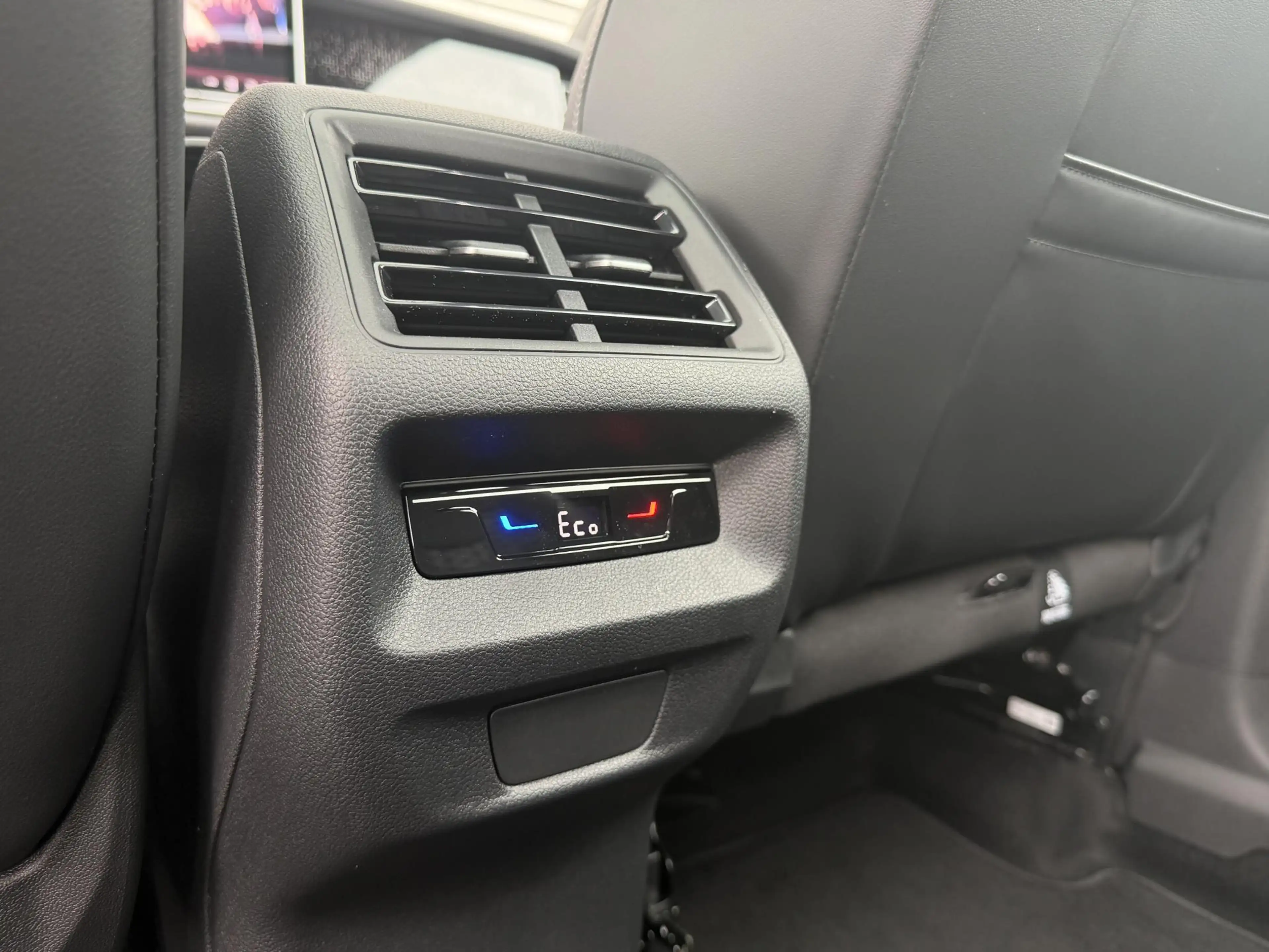 Volkswagen Tayron 1.5 eHybrid R-Line — photo 33