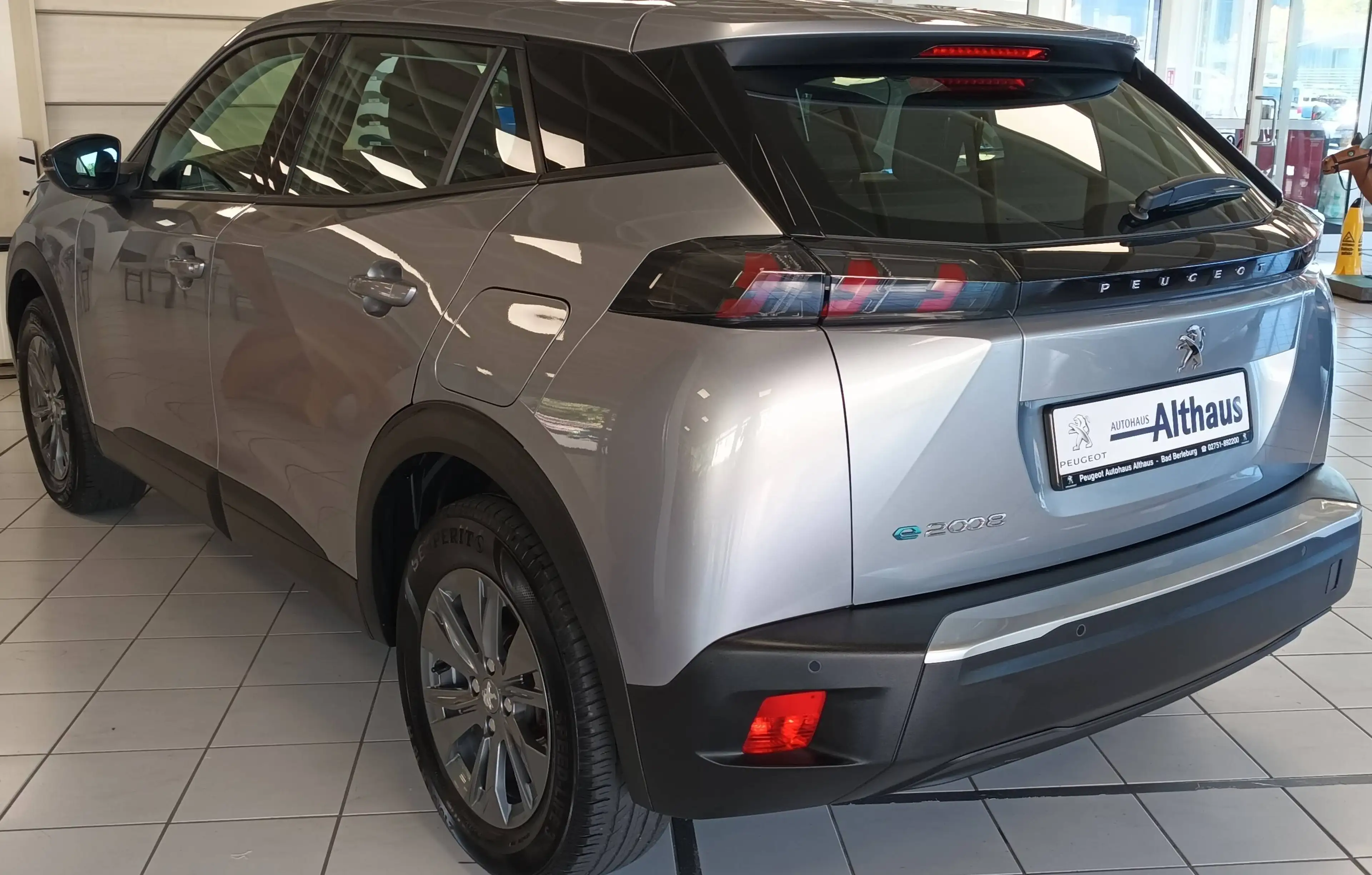 Peugeot 2008 Active Pack Elektro 136 Scheckheft gepflegt aus 1. Hand — photo 2