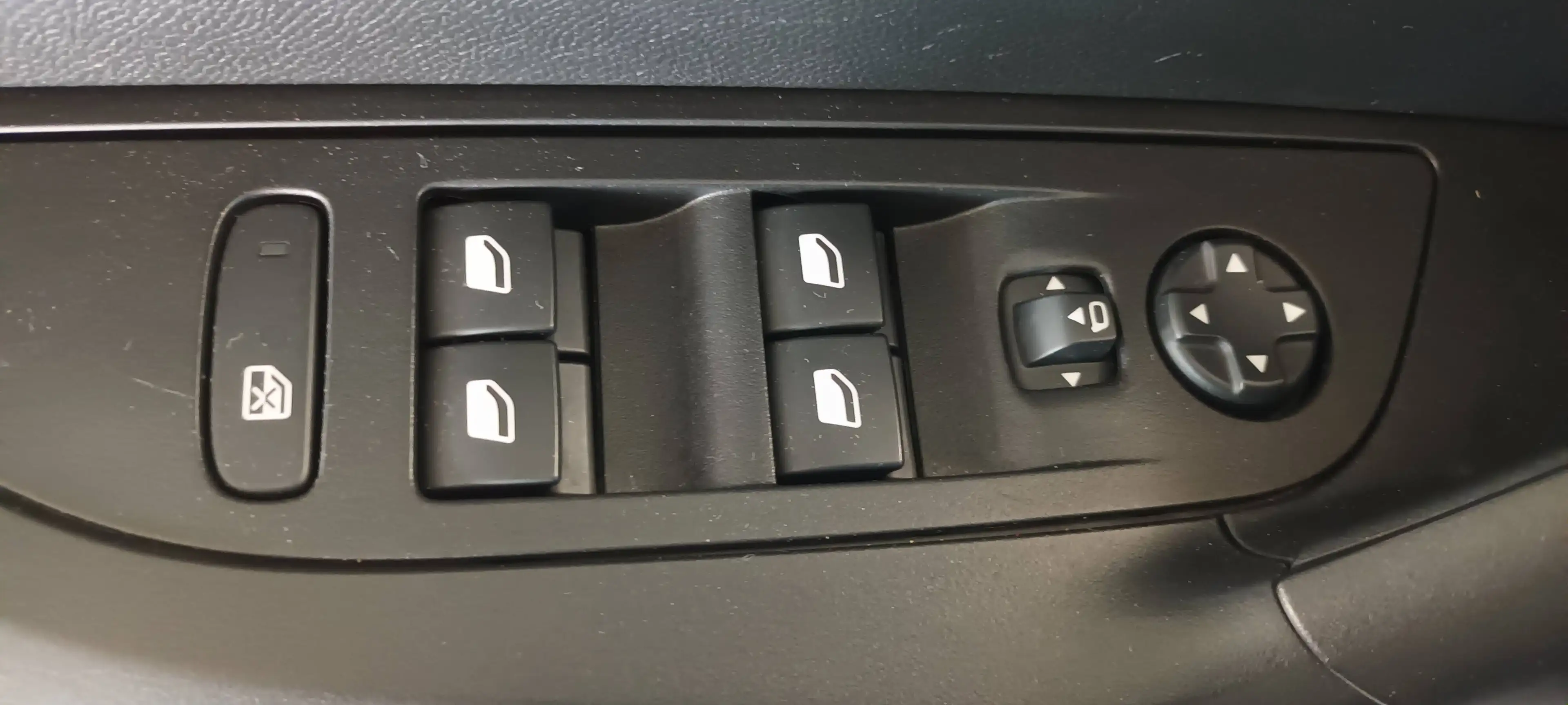 Peugeot 2008 Active Pack Elektro 136 Scheckheft gepflegt aus 1. Hand — photo 10