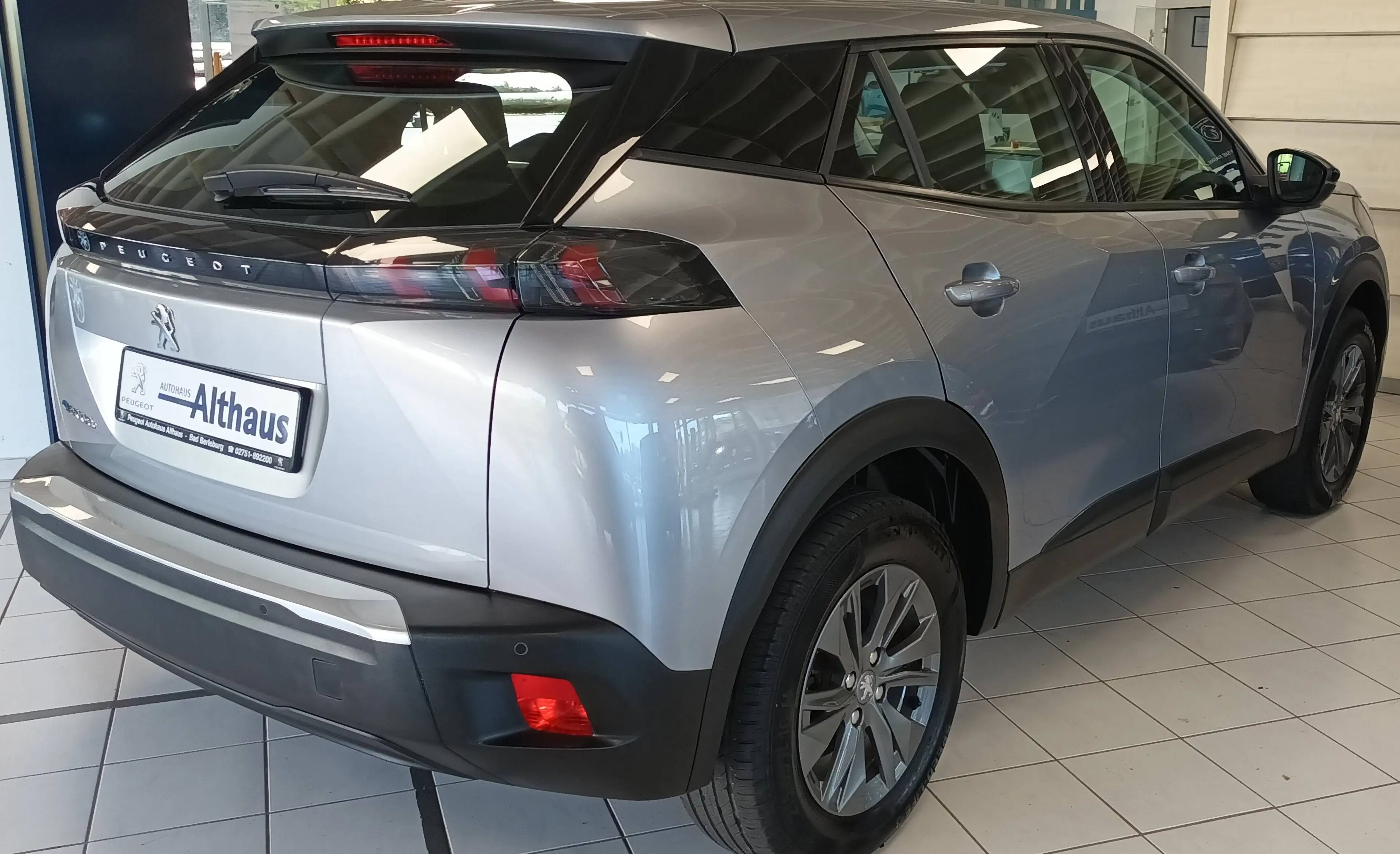 Peugeot 2008 Active Pack Elektro 136 Scheckheft gepflegt aus 1. Hand — photo 3