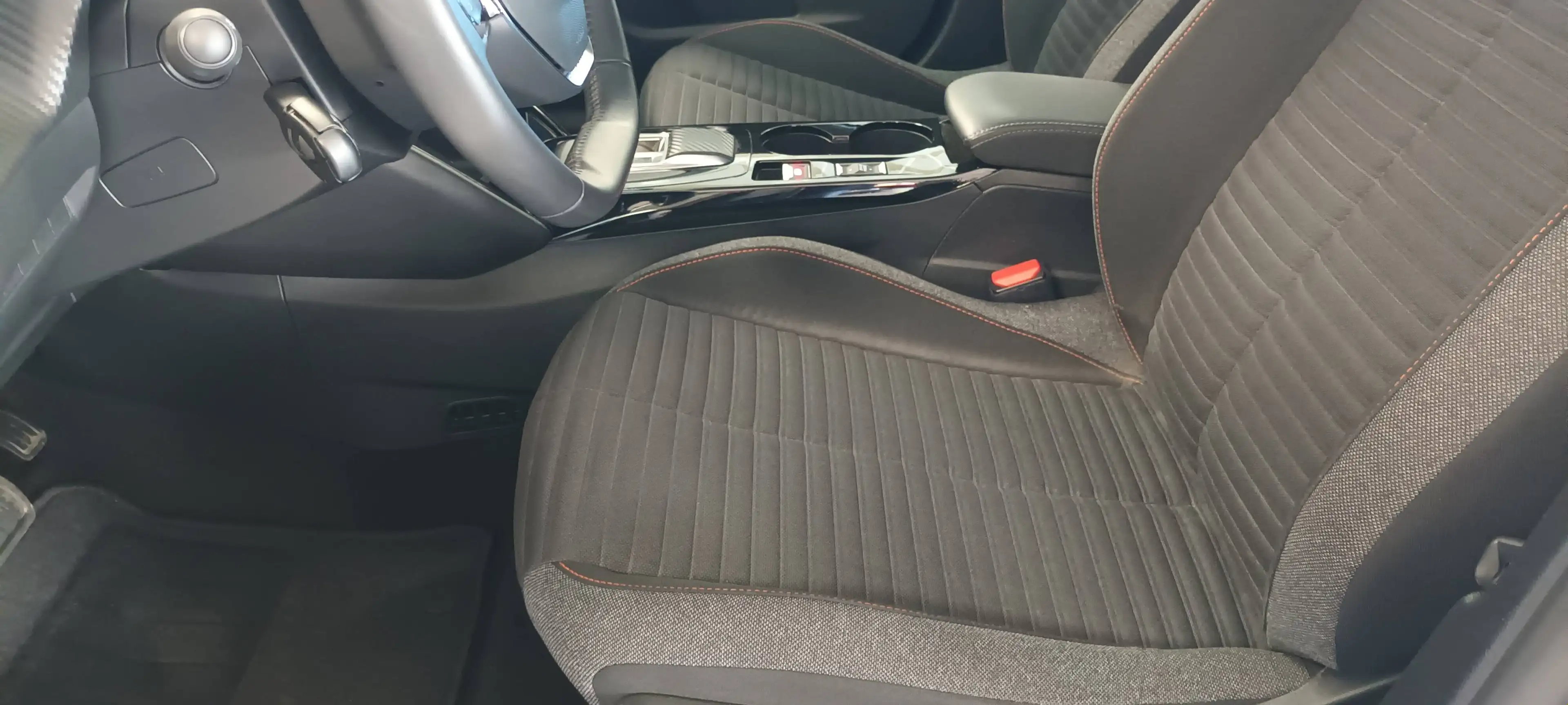 Peugeot 2008 Active Pack Elektro 136 Scheckheft gepflegt aus 1. Hand — photo 5