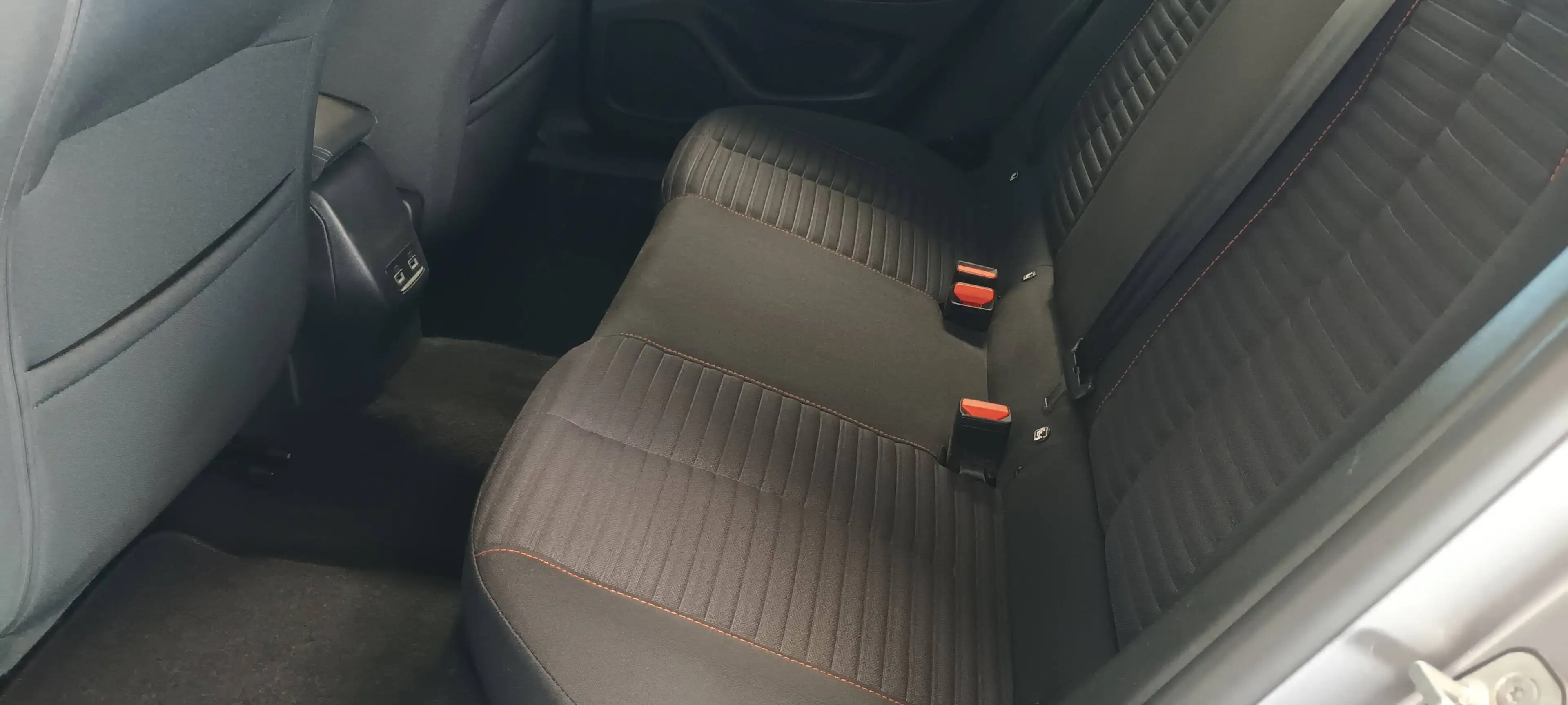 Peugeot 2008 Active Pack Elektro 136 Scheckheft gepflegt aus 1. Hand — photo 6