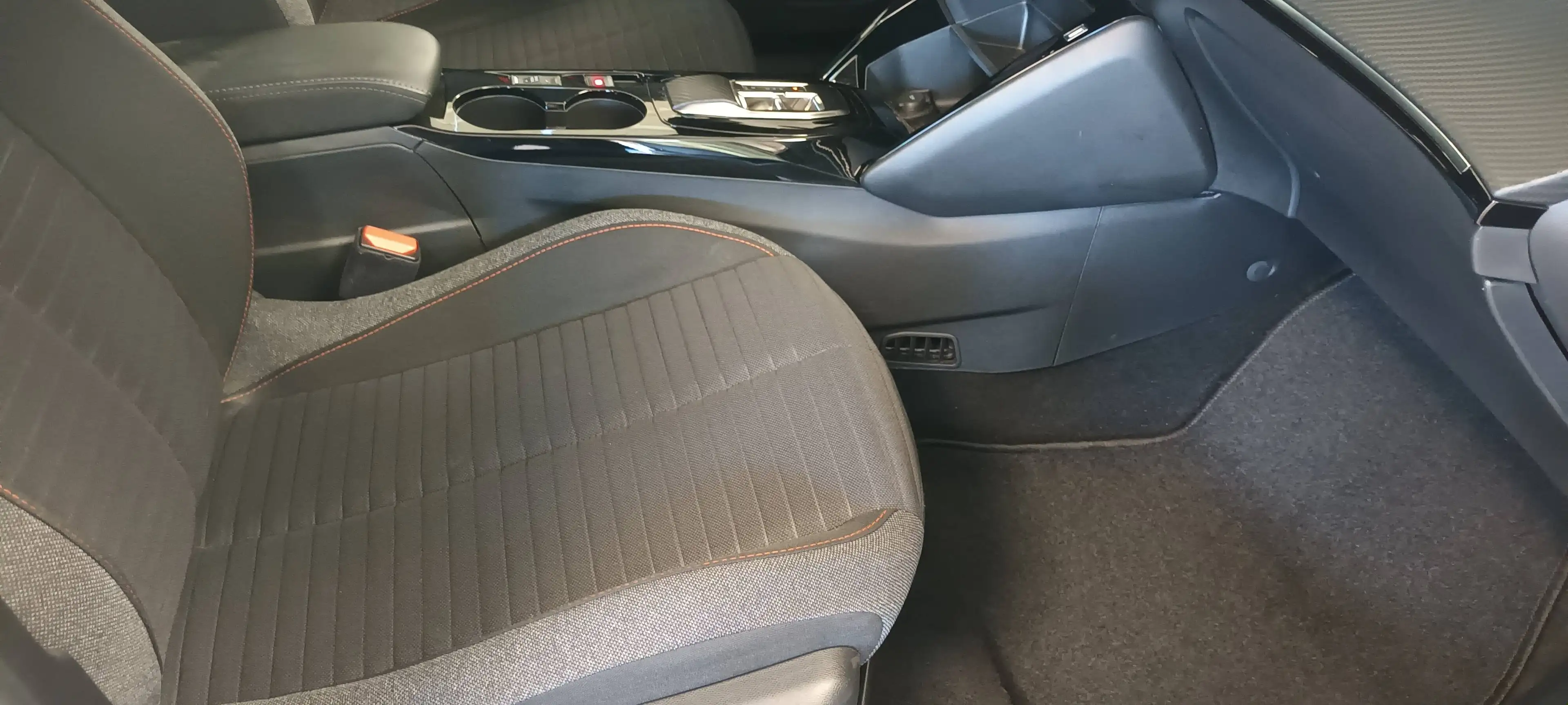 Peugeot 2008 Active Pack Elektro 136 Scheckheft gepflegt aus 1. Hand — photo 12