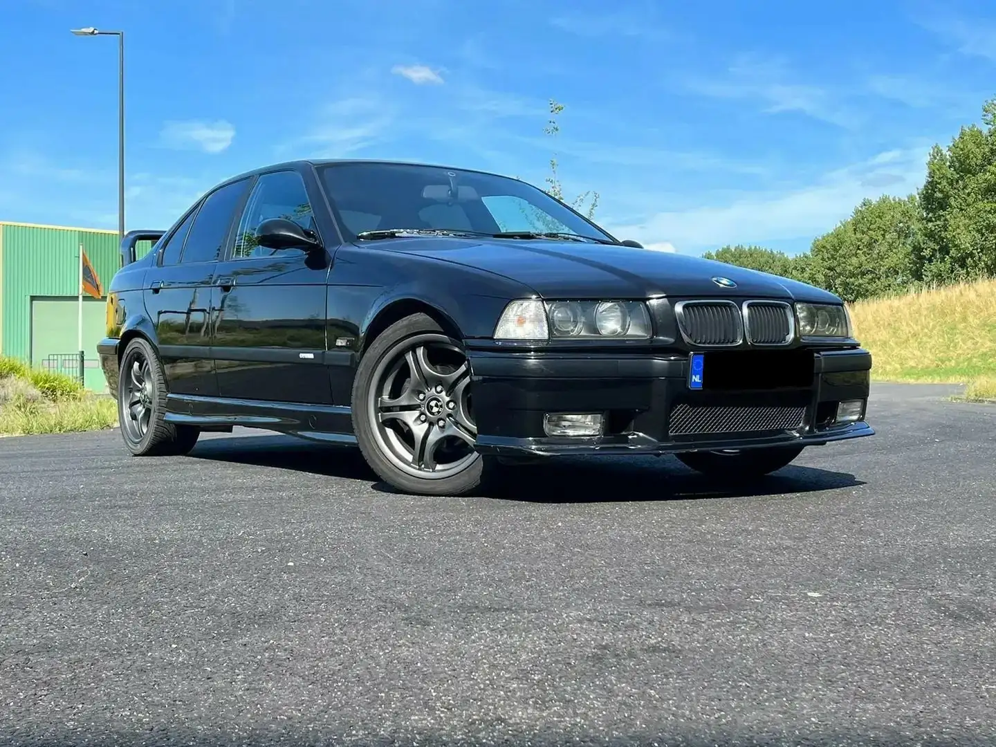 BMW 318 i crna - 1