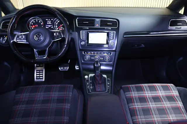 Volkswagen Golf view 2