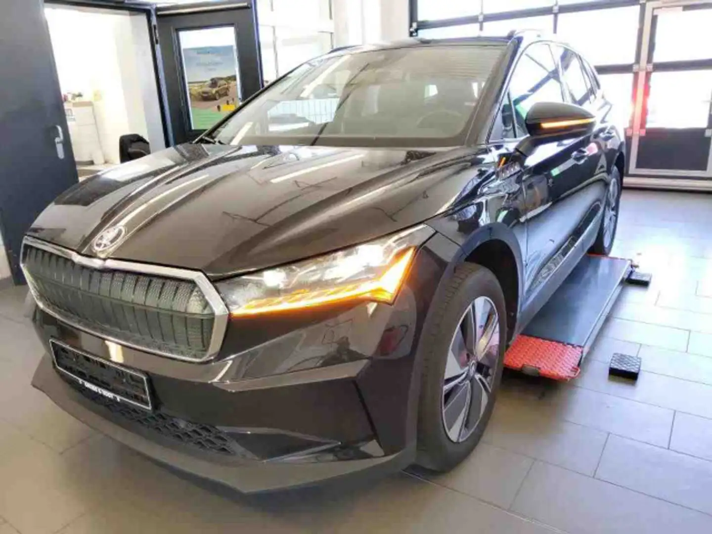 Skoda Enyaq iV 60 *MATRIX*ACC*AHK*WärmeP*NAV*SHZ* Schwarz - 2