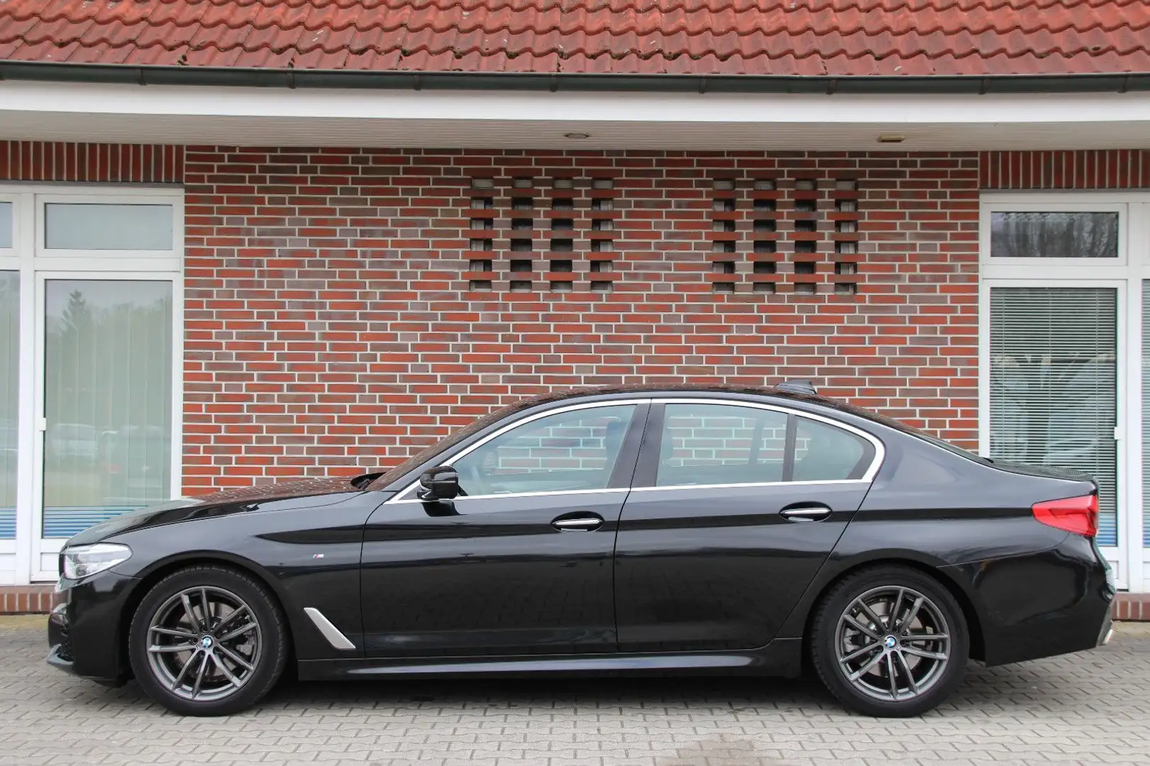 BMW 520 d*M SPORTPAKET*LEDER*KOMFORTZITZ*R-KAMERA* Zwart - 2