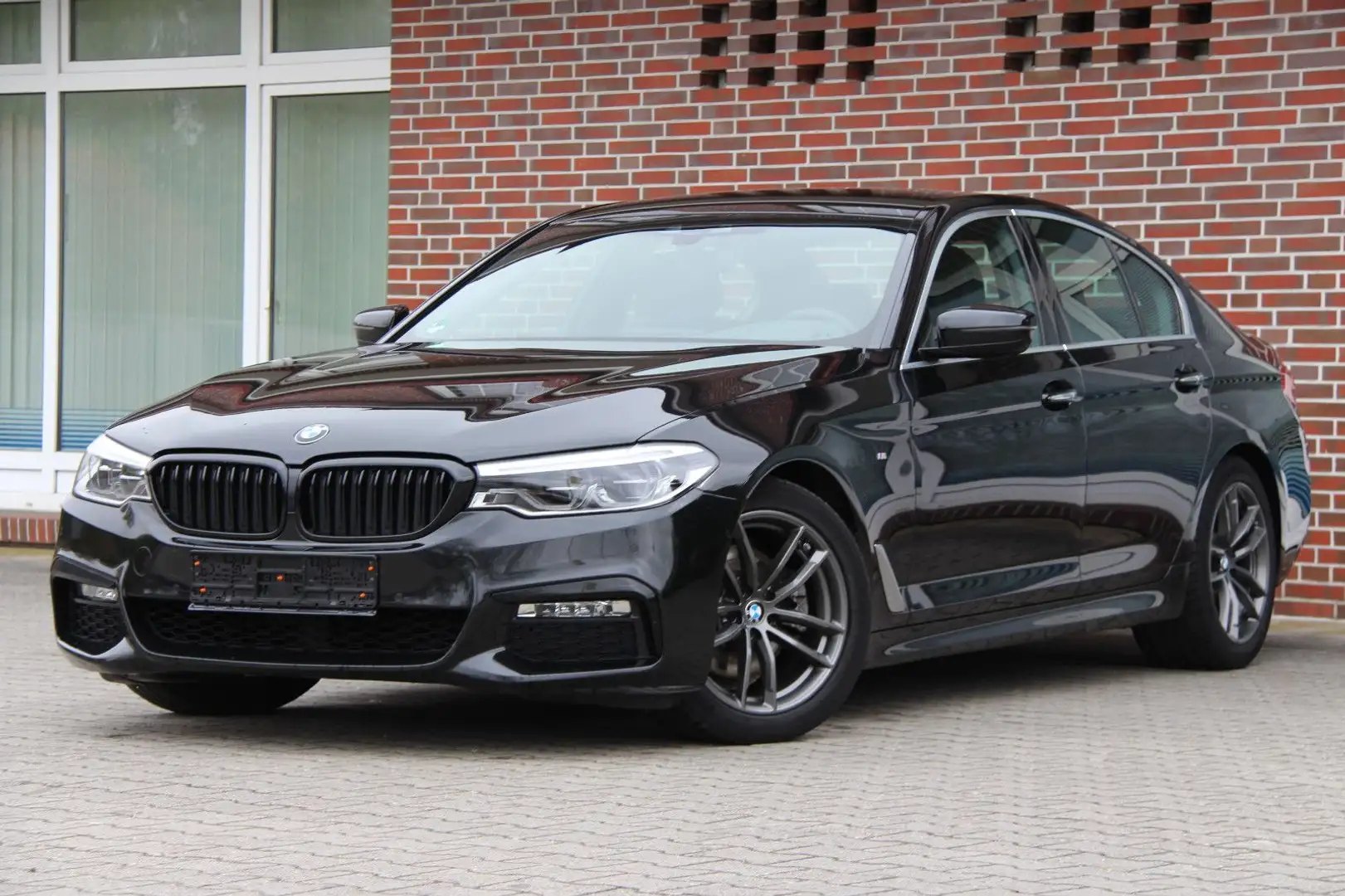 BMW 520 d*M SPORTPAKET*LEDER*KOMFORTZITZ*R-KAMERA* Zwart - 1