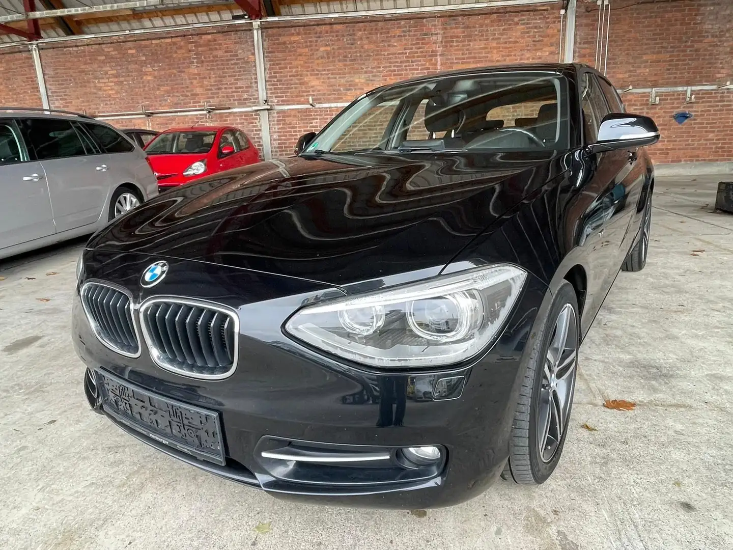 BMW 116 i 5-trg. /AUTOMATIK/PDC/NAVI/SHZ Schwarz - 1