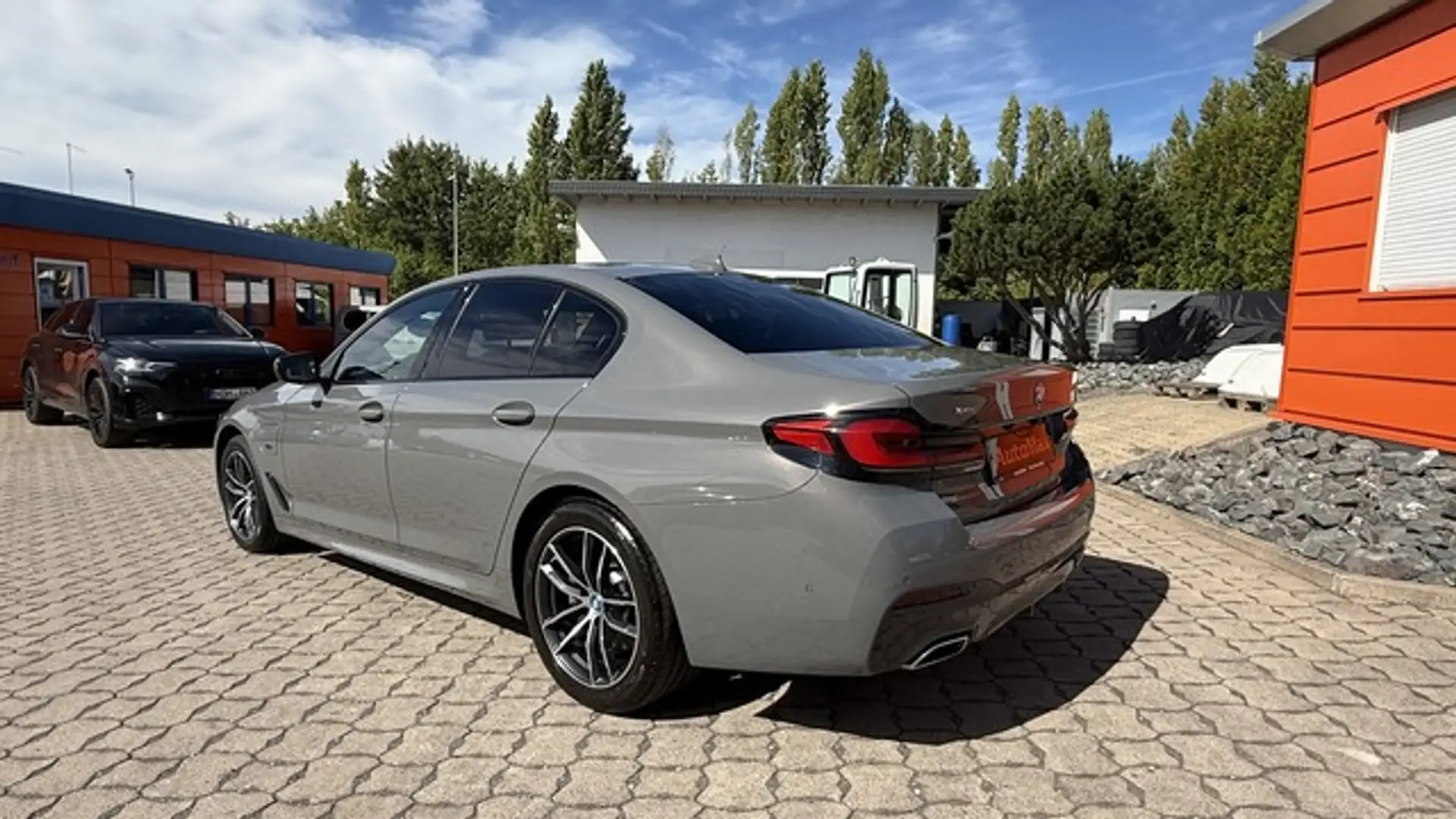 BMW 530 e xDrive M Paket Laserlicht Leder Navi PDC Grau - 2