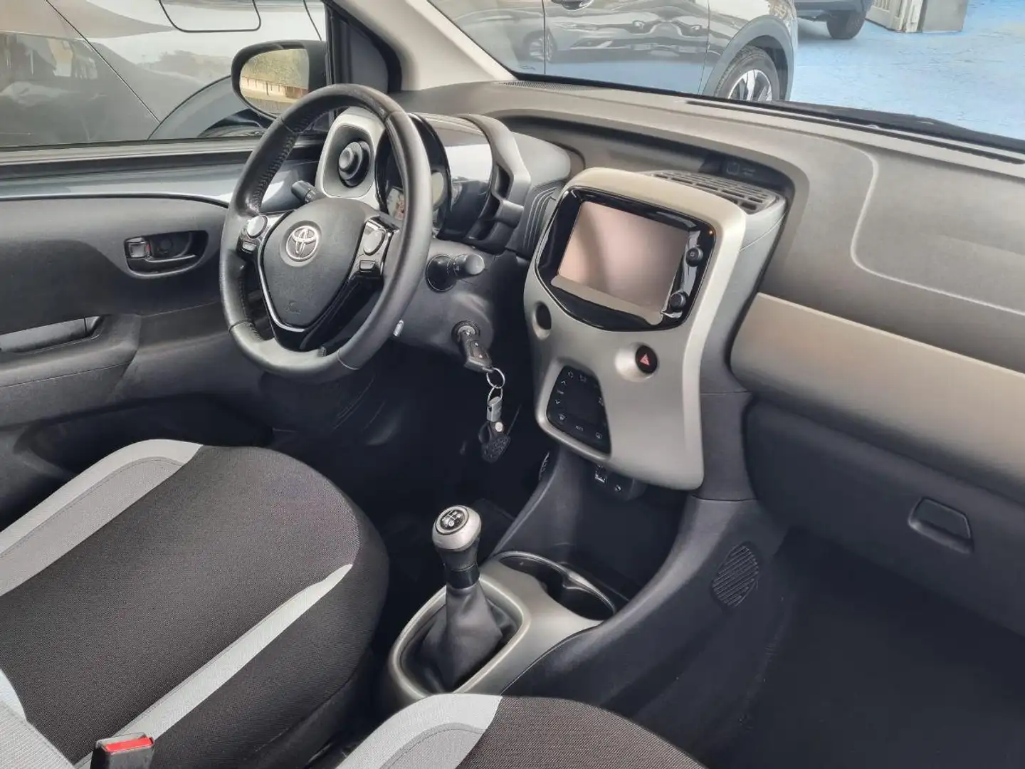 Toyota Aygo 1.0 VVT-i 69 CV 5p. x-pure Weiß - 2