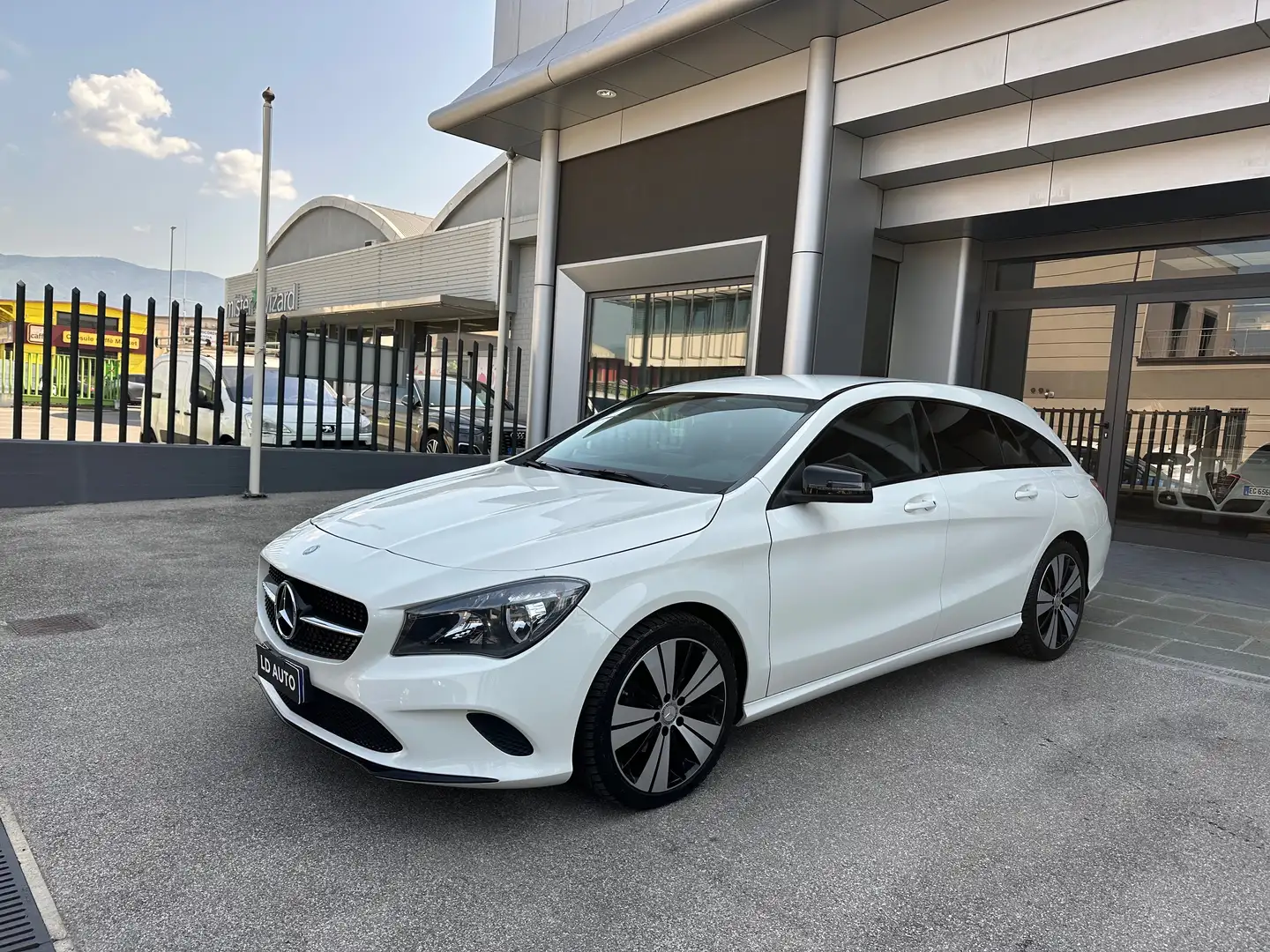 Mercedes-Benz CLA 200 CLA Shooting Brake 200 d Sport Night 4matic auto - 2