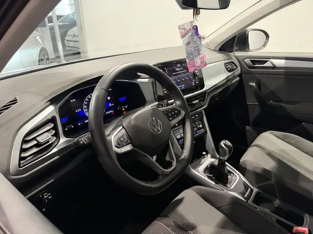 Volkswagen T-Roc view 8