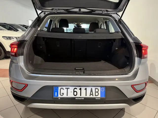 Volkswagen T-Roc view 9