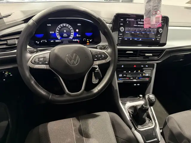 Volkswagen T-Roc view 11