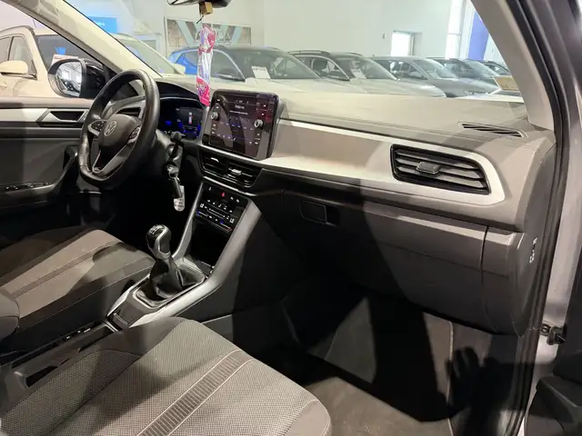 Volkswagen T-Roc view 10