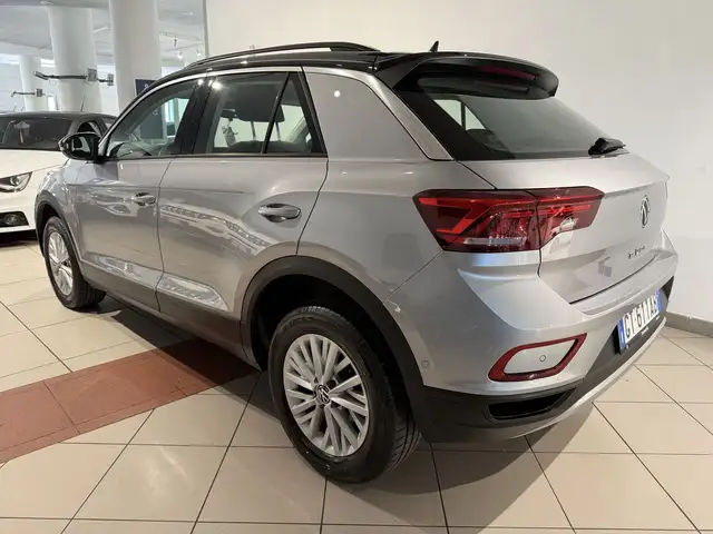 Volkswagen T-Roc view 3