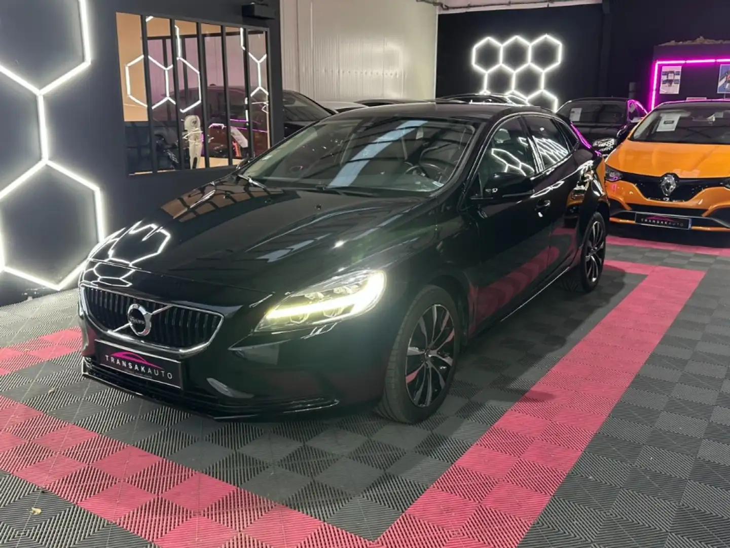 Volvo V40 T2 2.0 122 ch Édition BVM6 ~ Toit panoramique ~ Radar AR ~ Feux full LED ~ Bluetooth ~ Noir - 2