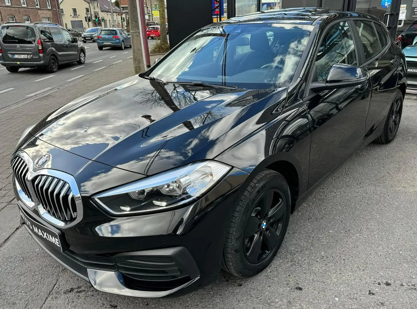 BMW 118 iA / TOIT PANORAMIQUE / APPLE CARPLAY / GARANTIE Noir - 1