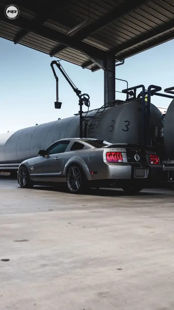 Ford Mustang Shelby GT 500 Grau - 2