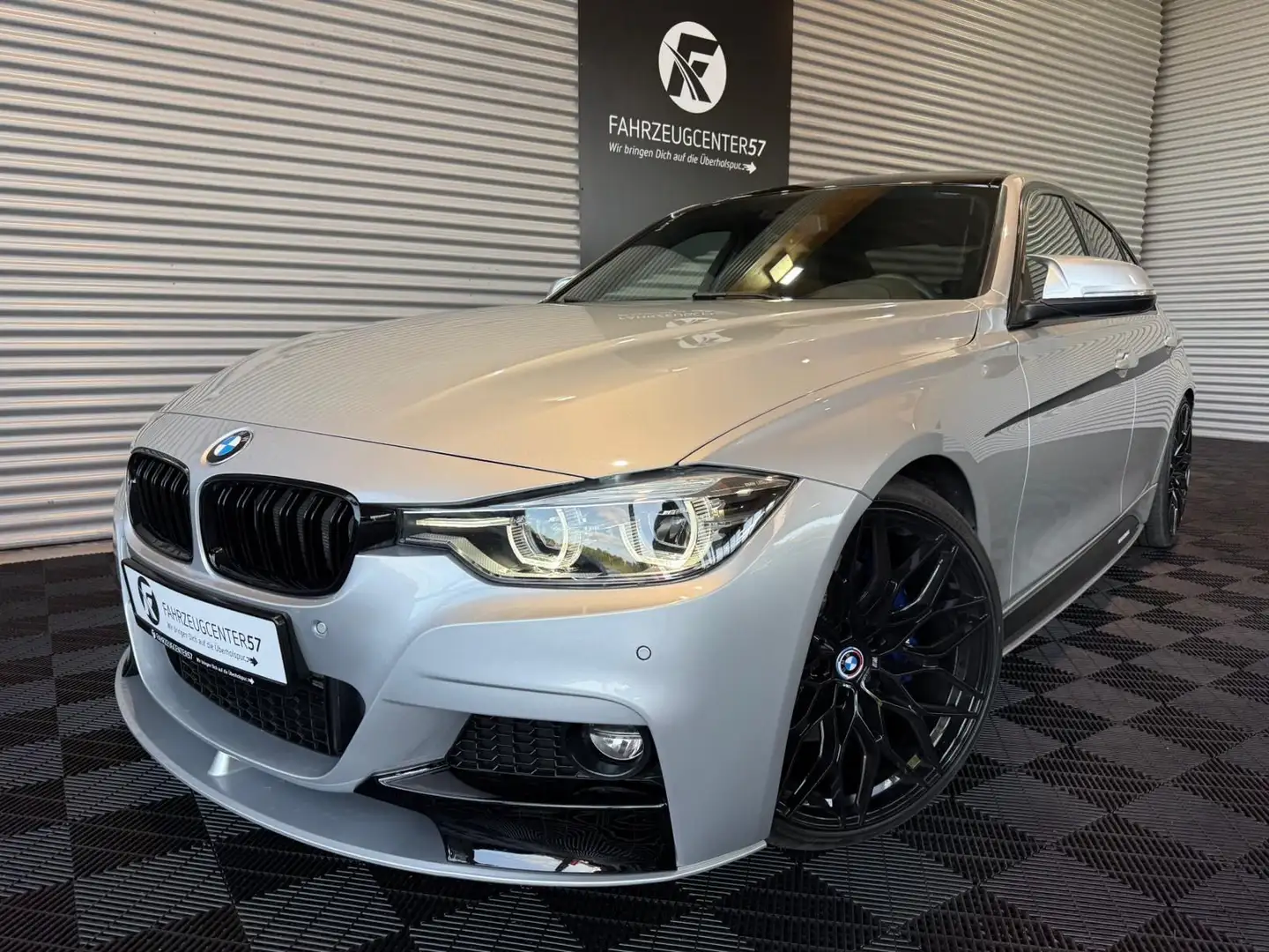 BMW 330 i M-PERFORMANCE/H&K/CARPLAY/RFK/LED Silber - 1