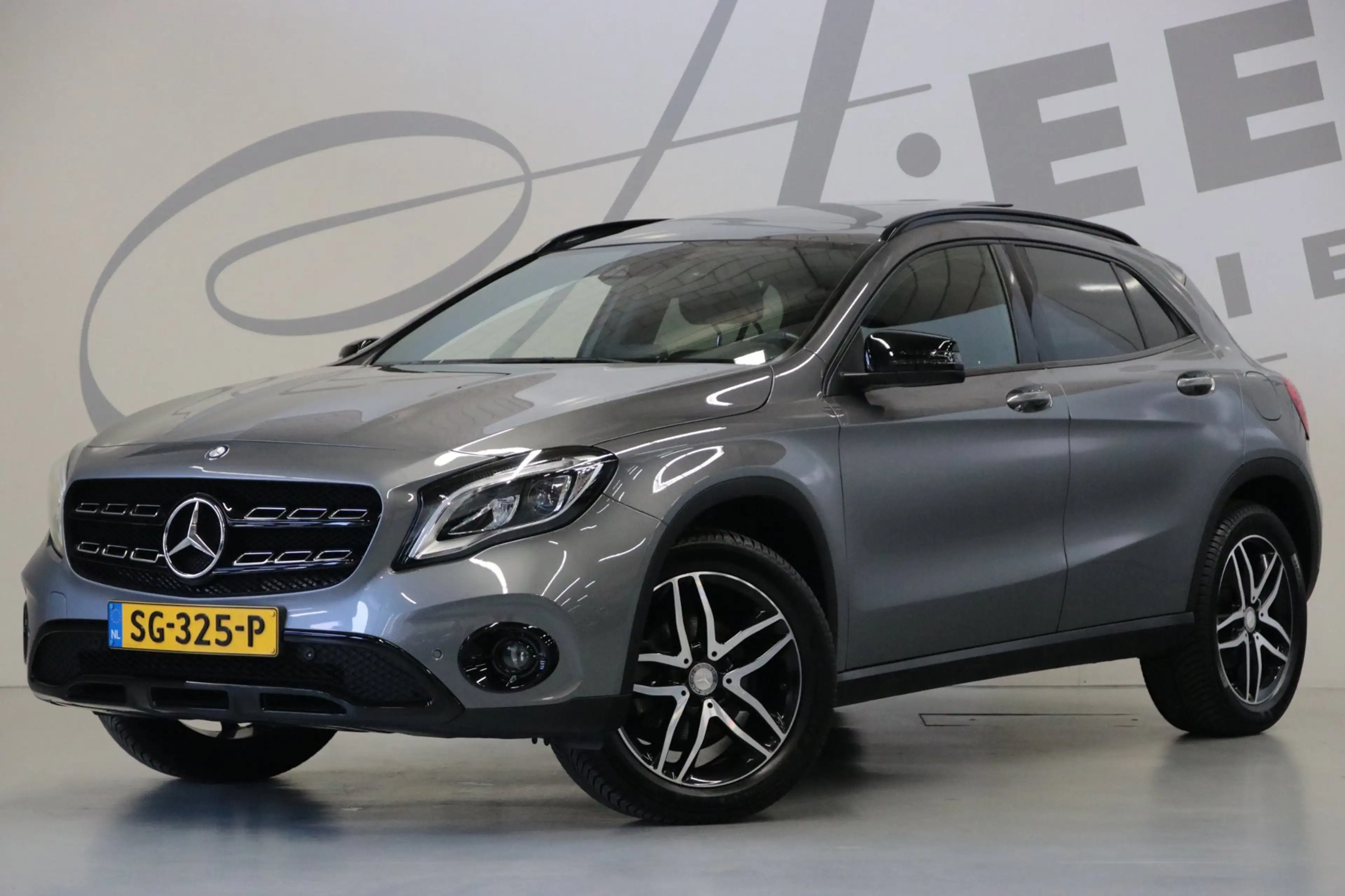 Mercedes-Benz GLA 180 Premium/ Achteruitrijcamera/ Panoramaschuifdak/