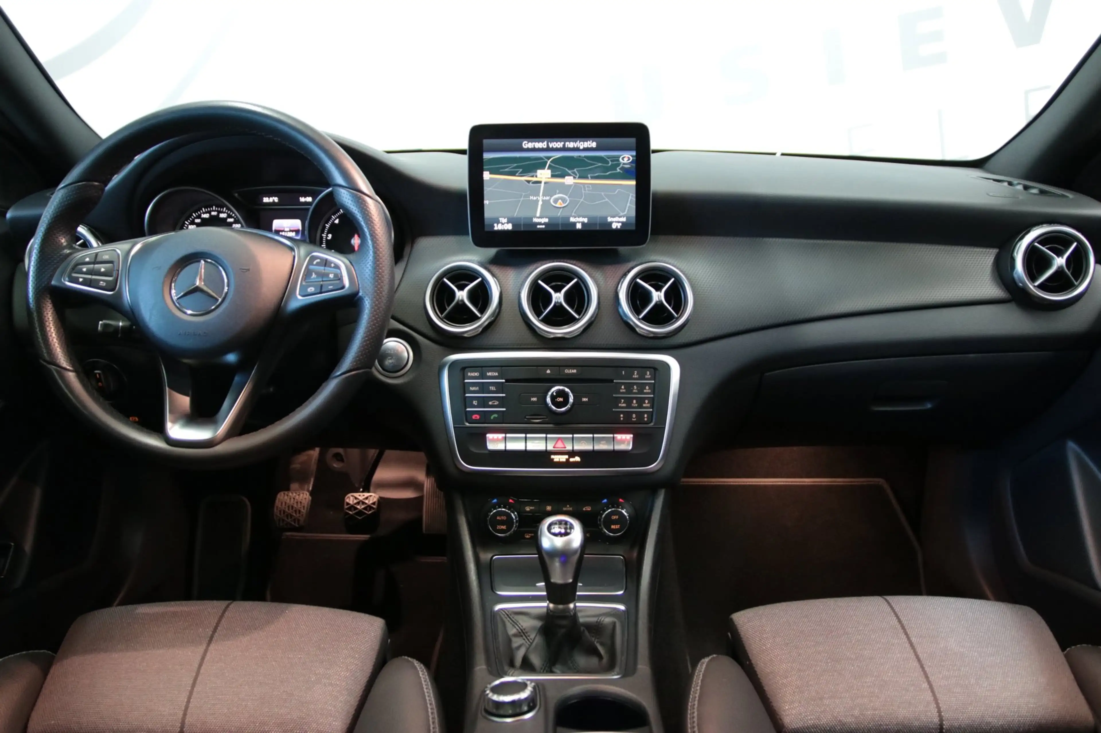 Mercedes-Benz GLA 180 Premium/ Achteruitrijcamera/ Panoramaschuifdak/ — photo 5
