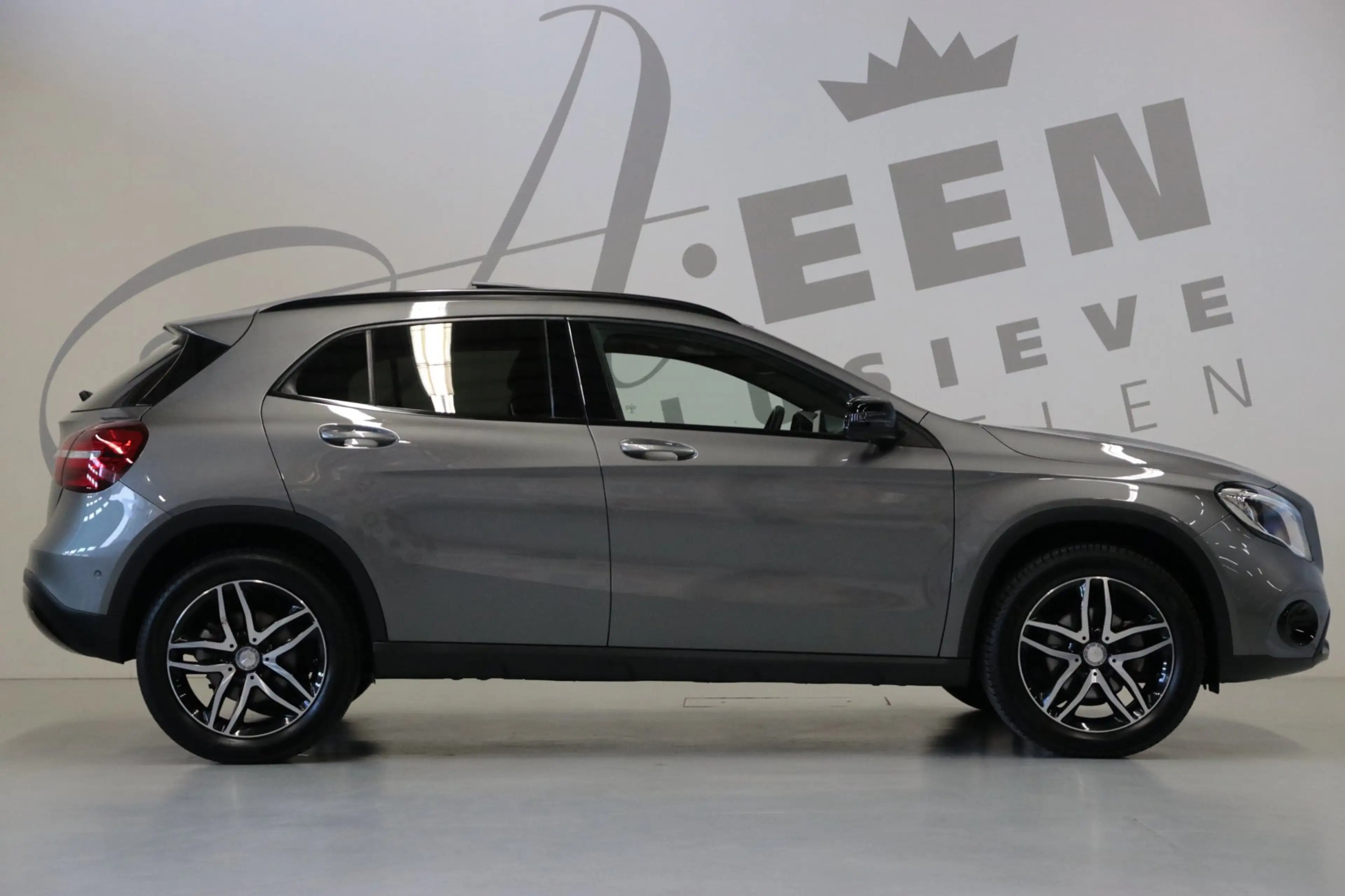 Mercedes-Benz GLA 180 Premium/ Achteruitrijcamera/ Panoramaschuifdak/ — photo 11