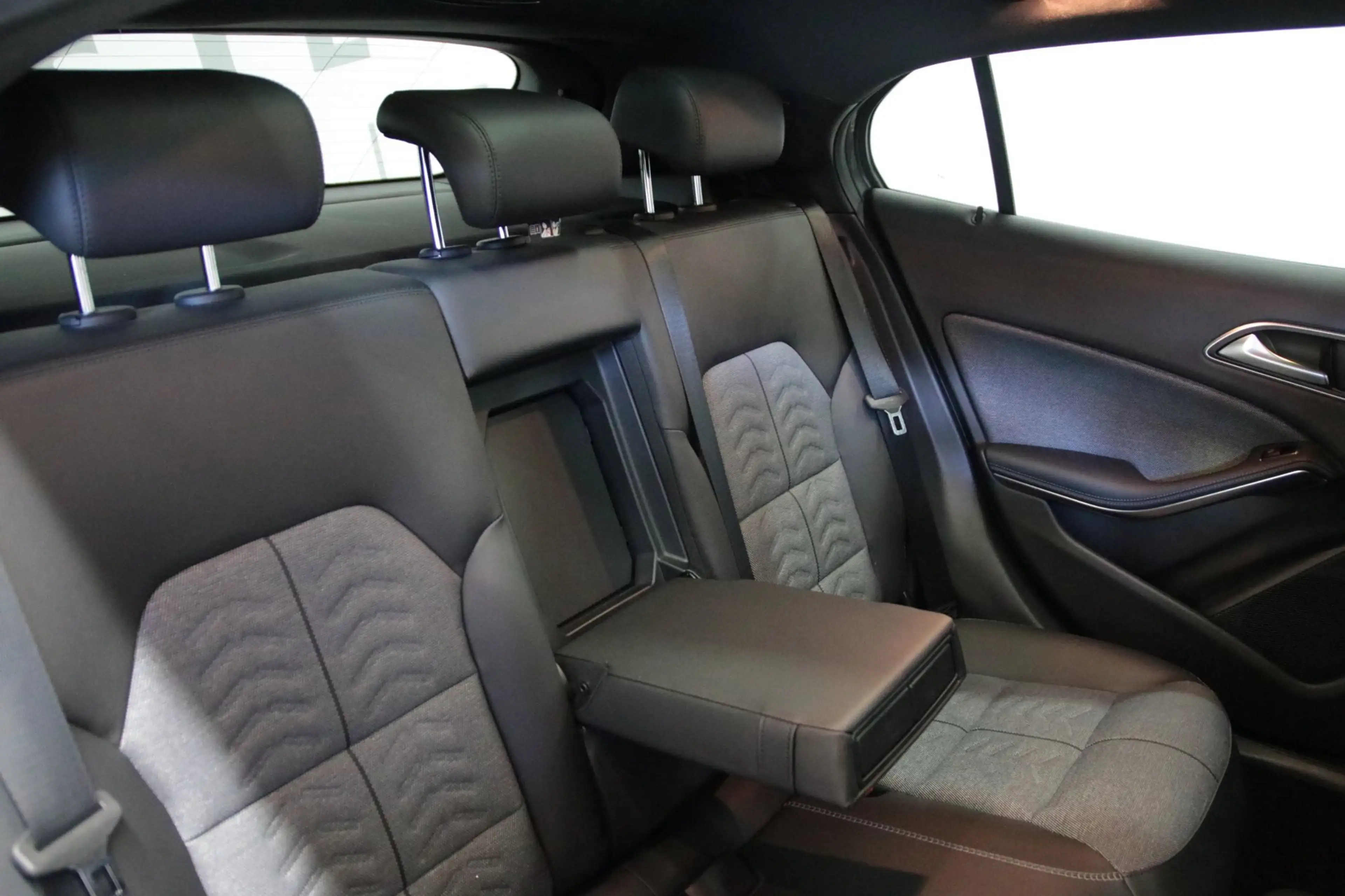 Mercedes-Benz GLA 180 Premium/ Achteruitrijcamera/ Panoramaschuifdak/ — photo 9