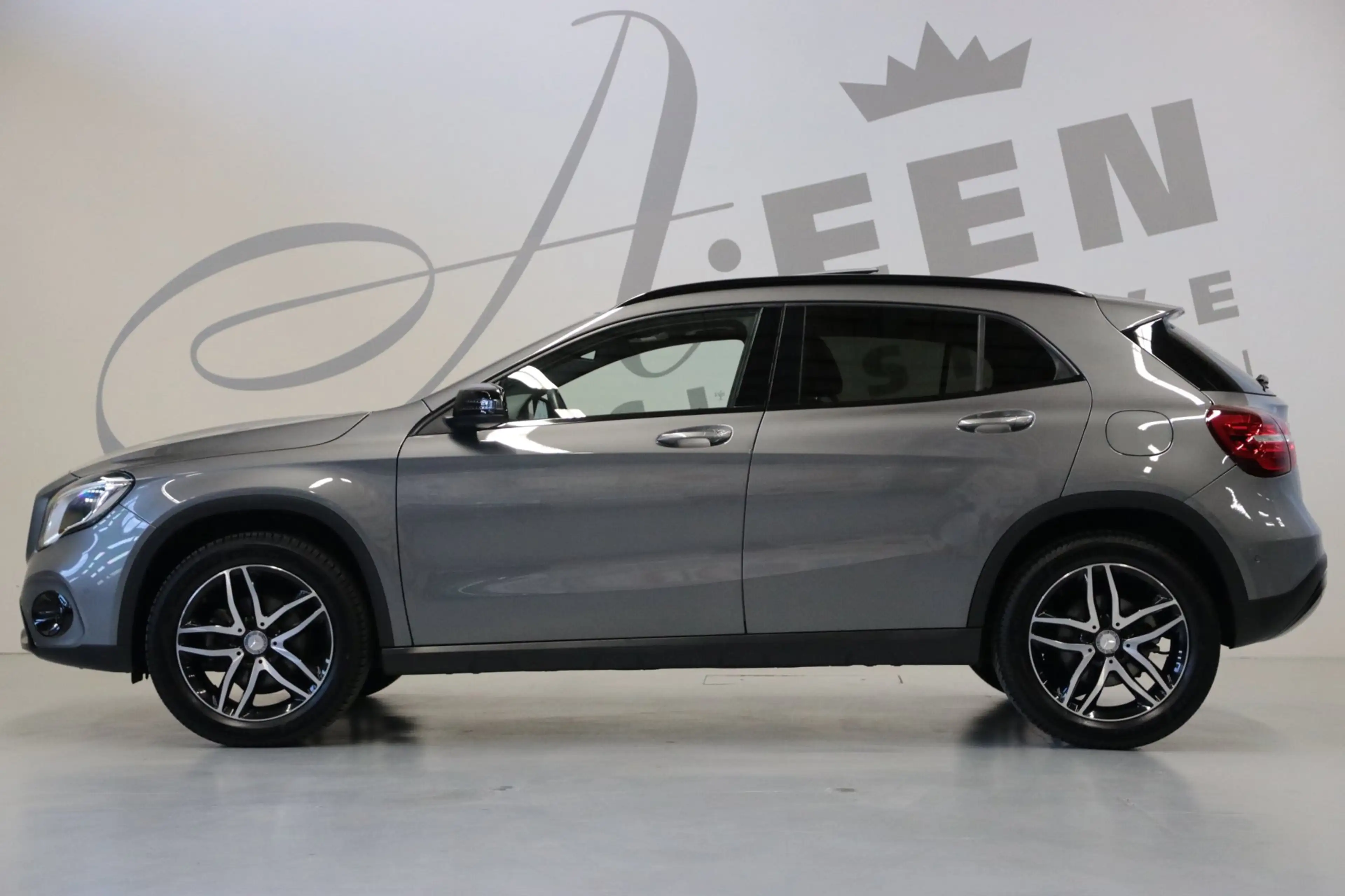 Mercedes-Benz GLA 180 Premium/ Achteruitrijcamera/ Panoramaschuifdak/ — photo 13