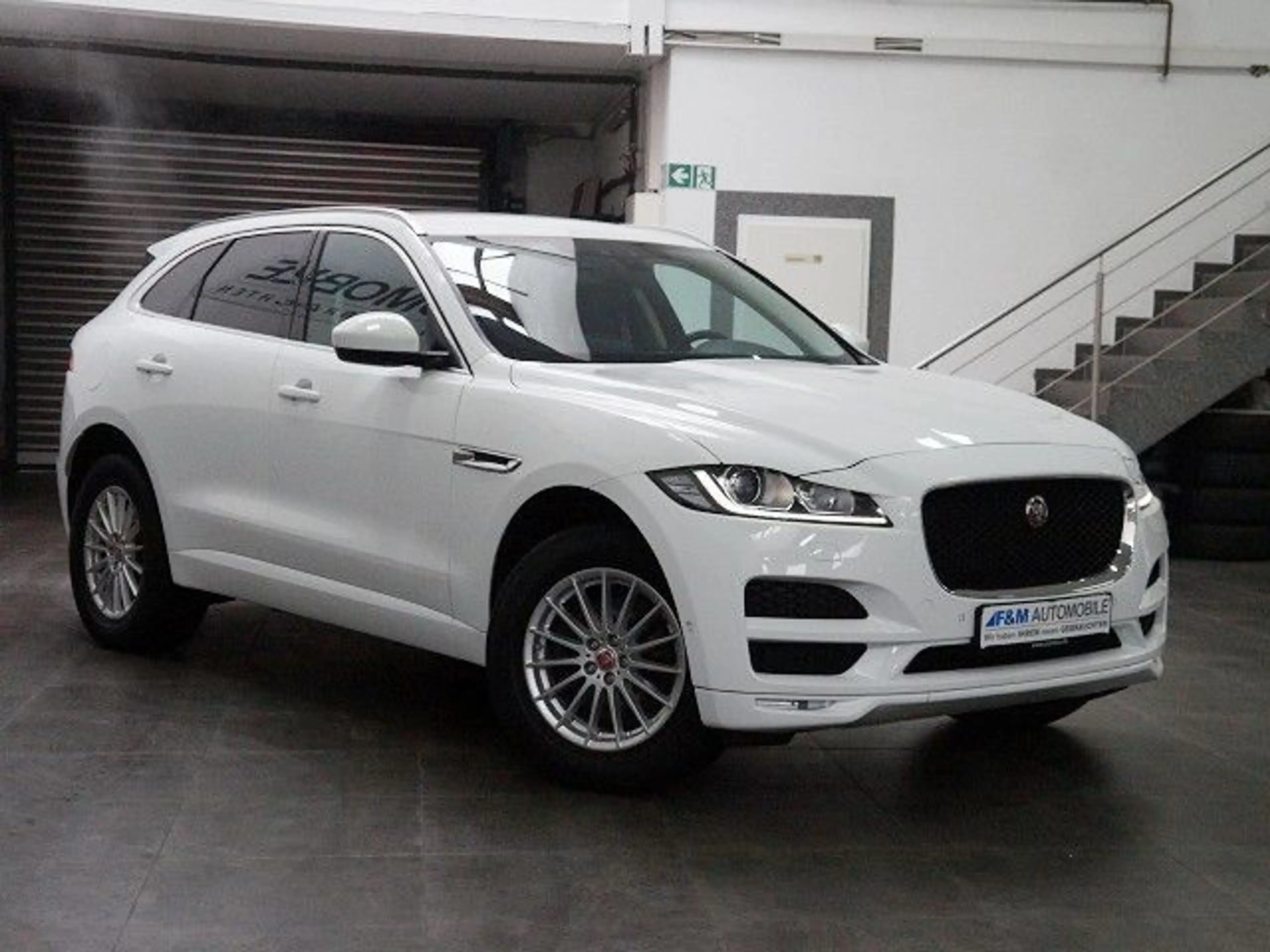 Jaguar F-Pace 20d AWD Pure Automatik Navi Leder R-Kam — photo 3