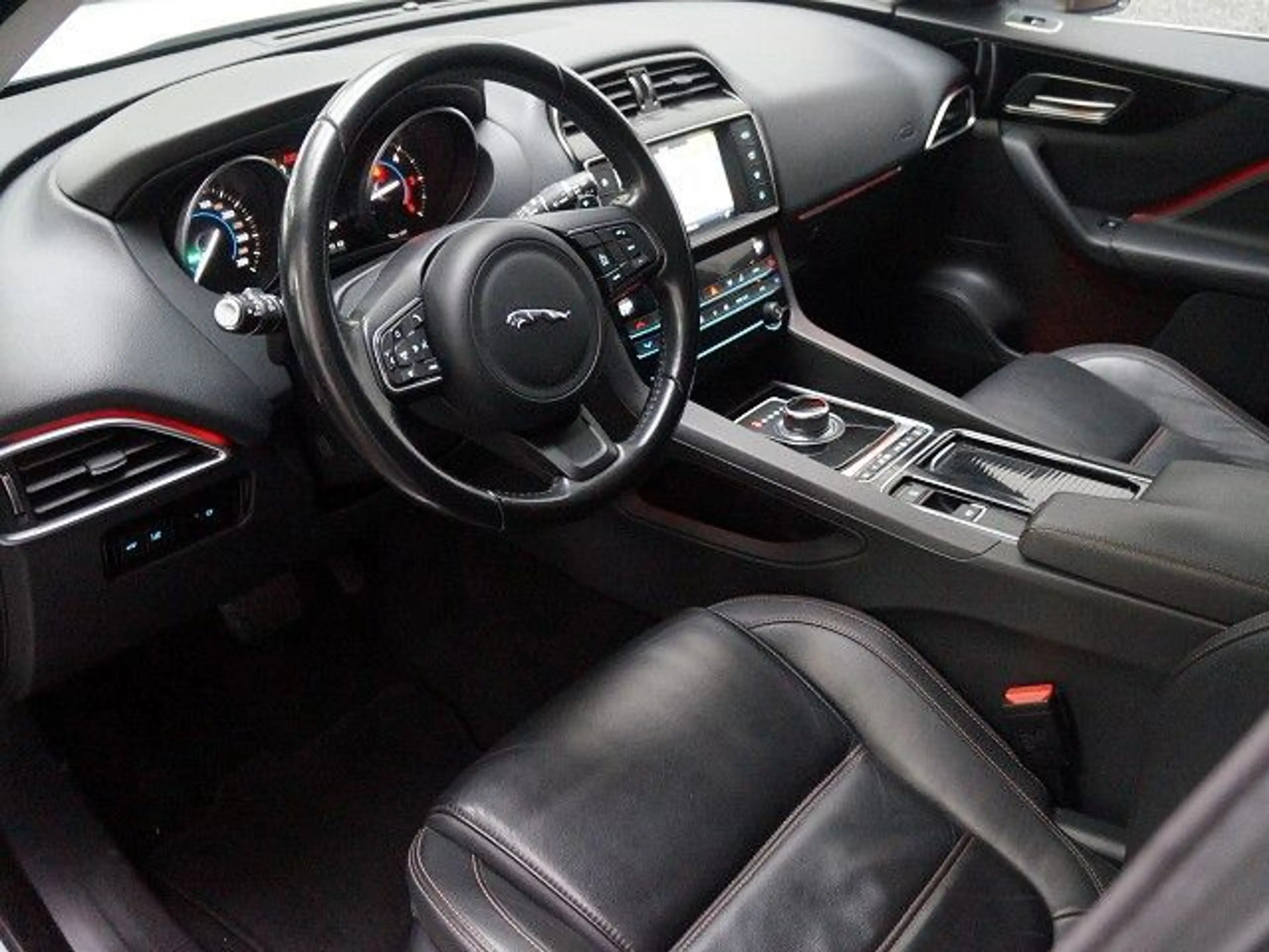 Jaguar F-Pace 20d AWD Pure Automatik Navi Leder R-Kam — photo 8