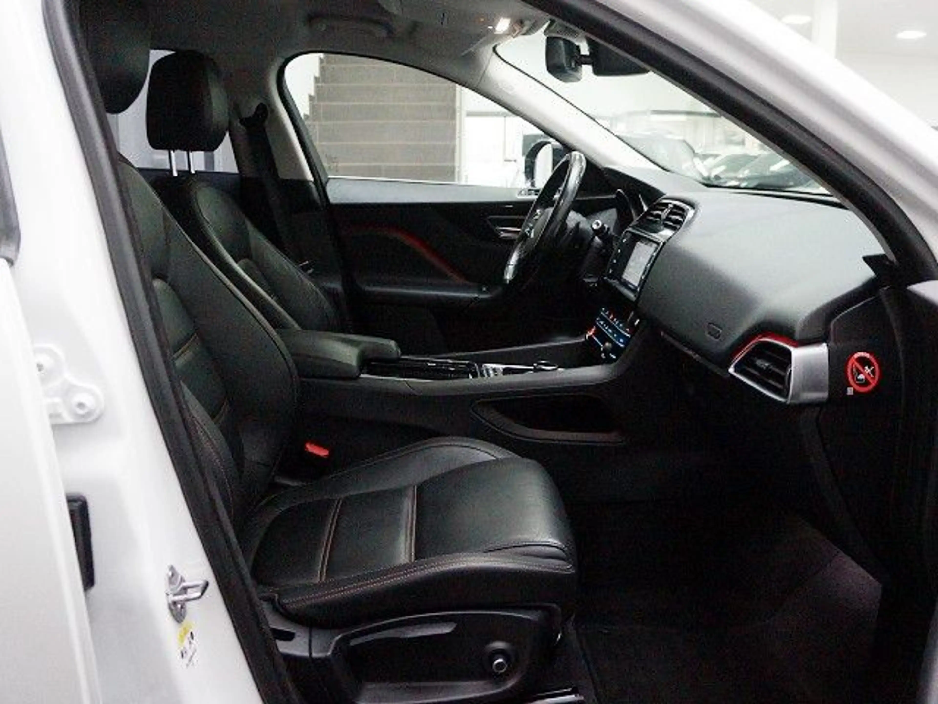 Jaguar F-Pace 20d AWD Pure Automatik Navi Leder R-Kam — photo 11
