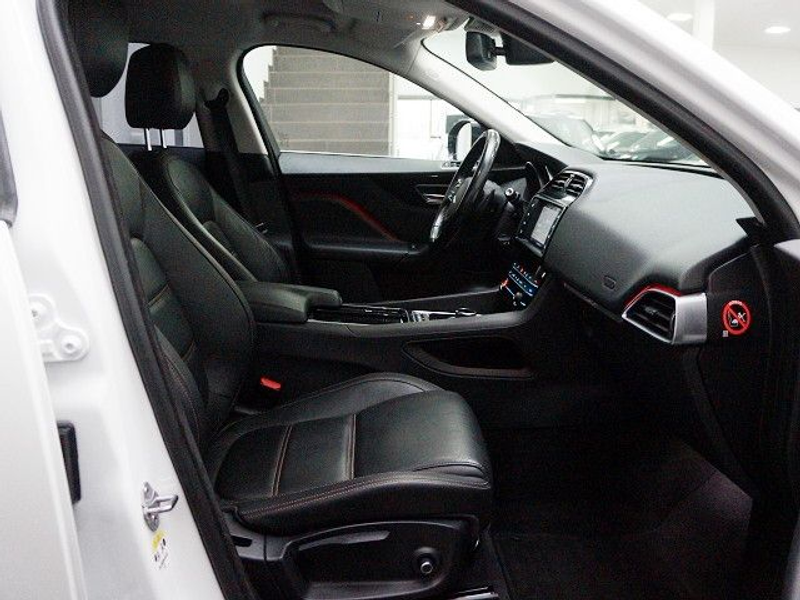 Jaguar F-Pace 20d AWD Pure Automatik Navi Leder R-Kam — photo 11