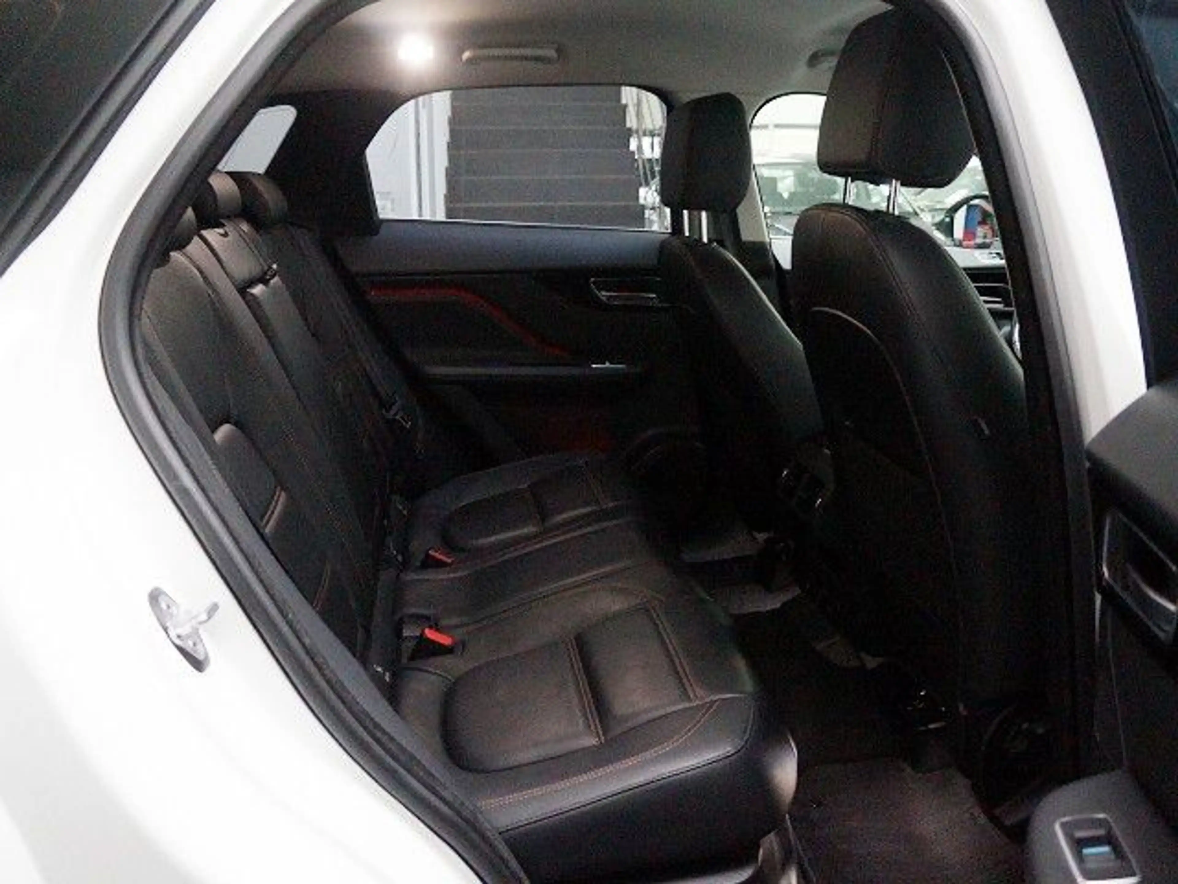 Jaguar F-Pace 20d AWD Pure Automatik Navi Leder R-Kam — photo 12