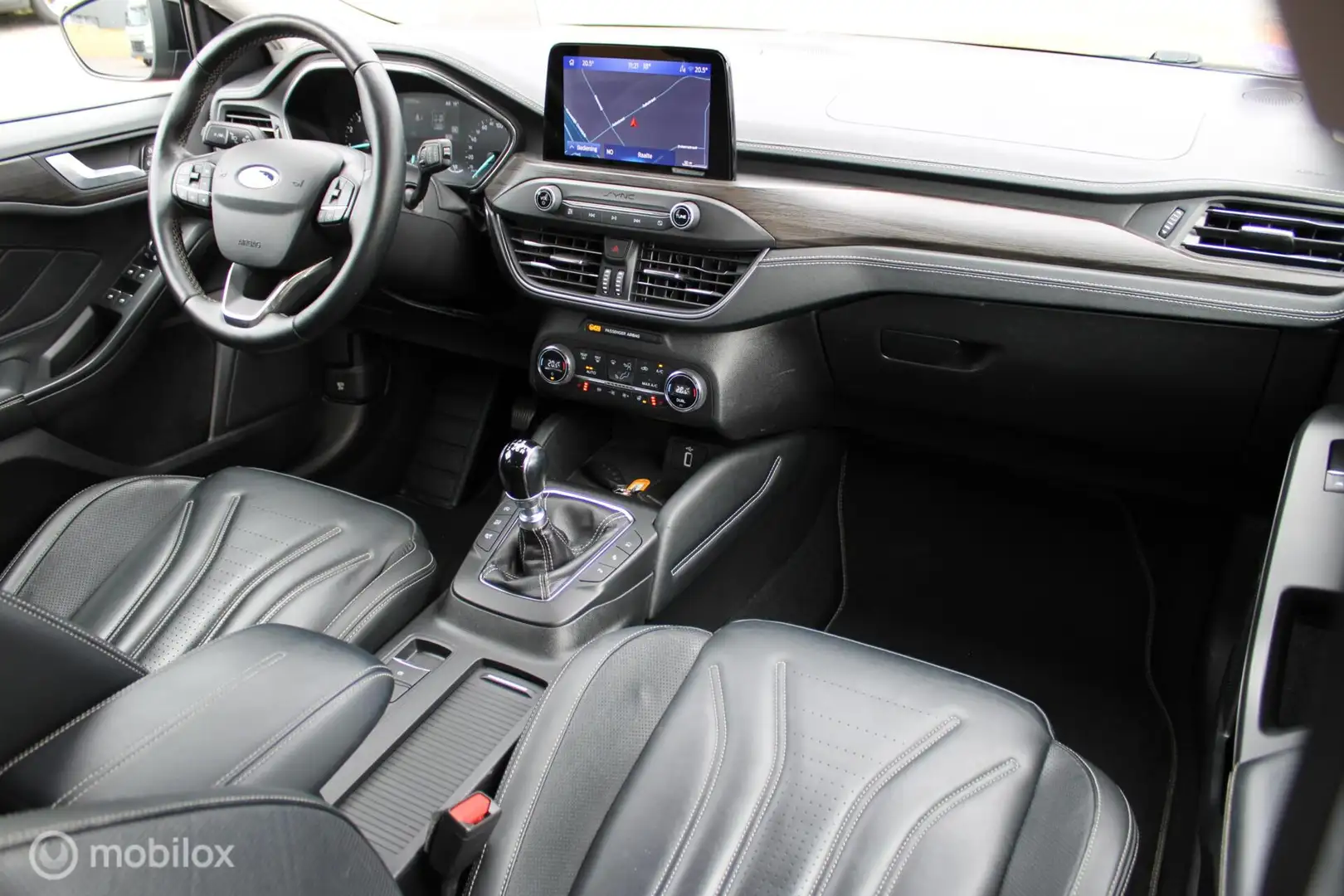 Ford Focus Wagon 1.0 EcoBoost 125 PK Vignale, Leer, Stoel-stu Schwarz - 2