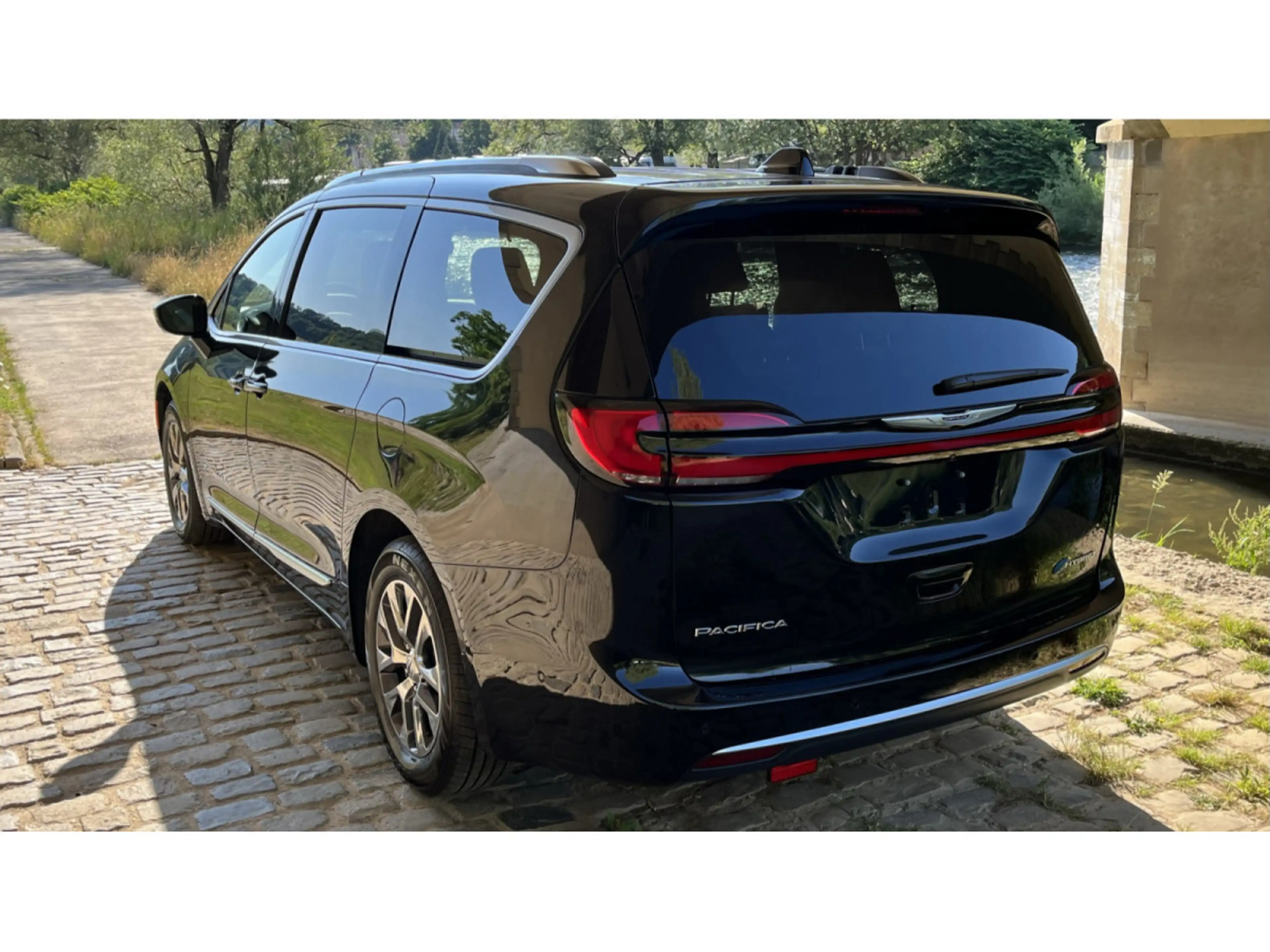 Chrysler Pacifica Limited Pinnacle Hybrid DVD FULL — photo 4