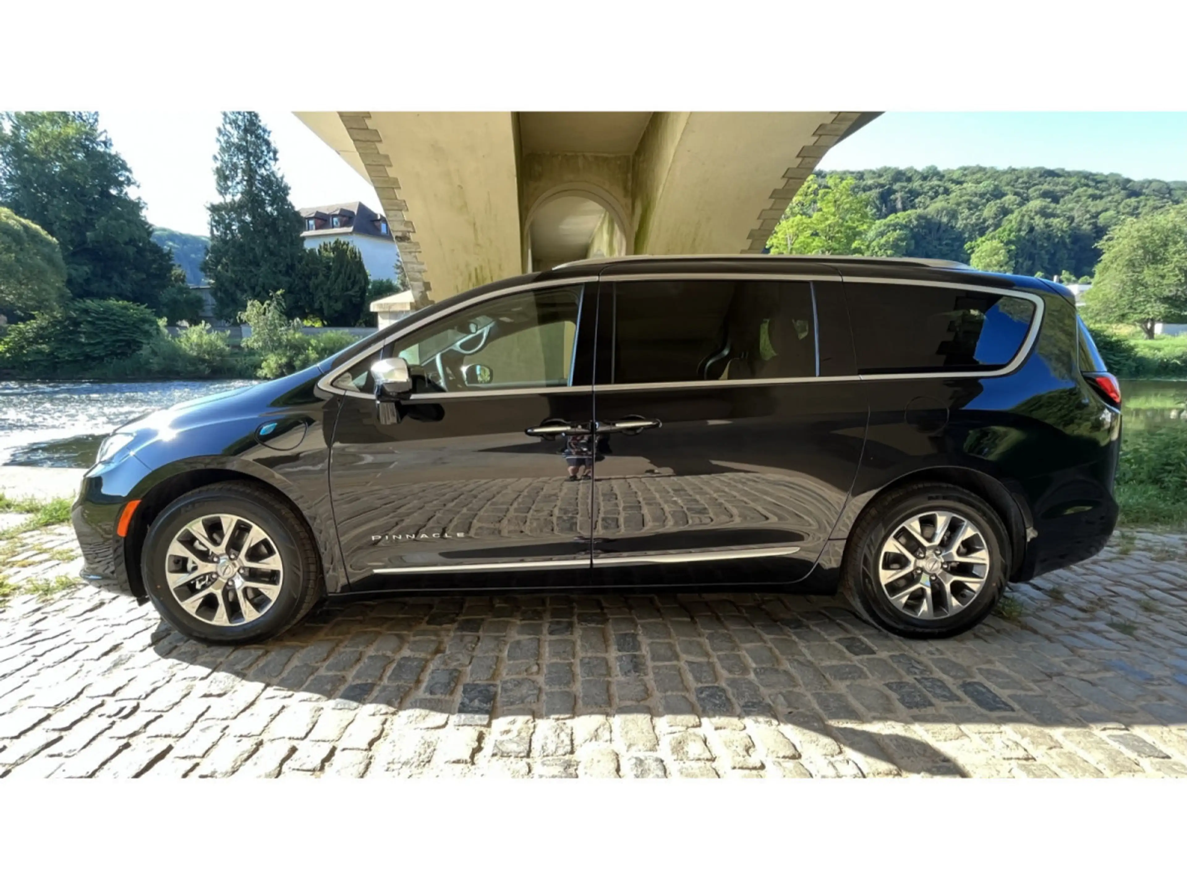 Chrysler Pacifica Limited Pinnacle Hybrid DVD FULL — photo 3
